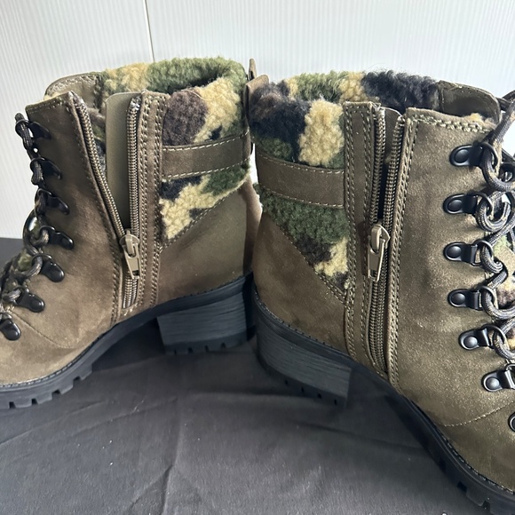 Madden Girl Hayess  Faux-Fur Lugg Sole Hiker Bootie boots Women’s Size 8 - Picture 5 of 9